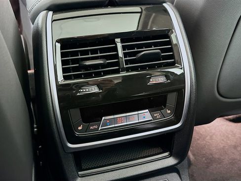 Used 2025 BMW X7 xDrive40i w/ Premium Package image 31