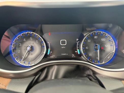 Used 2017 Chrysler Pacifica Limited w/ UConnect Theater Package FWD image 7