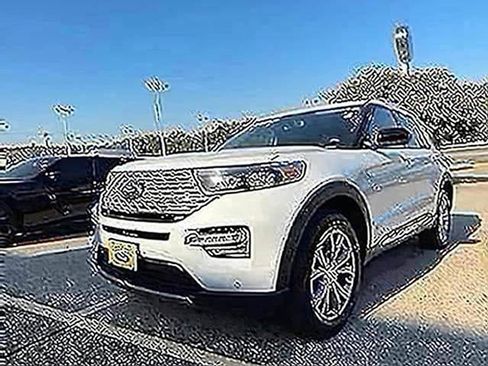 Used 2023 Ford Explorer Limited AWD/4WD image 2