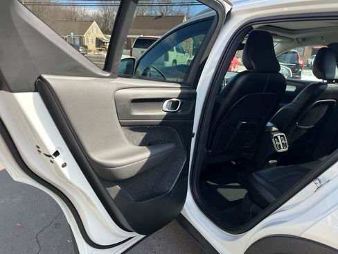 Used 2019 Volvo XC40 T5 Momentum image 18