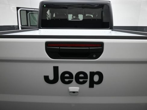 New 2025 Jeep Gladiator Sport image 16