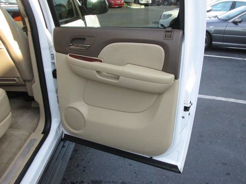 Used 2012 Chevrolet Suburban LTZ AWD/4WD image 27