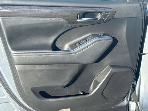 Used 2023 Toyota Highlander Limited image 25