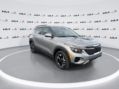 Used 2025 Kia Seltos EX FWD image 2