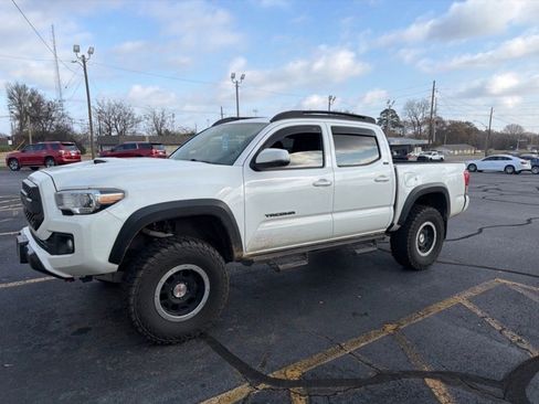 Used 2016 Toyota Tacoma SR5 image 38