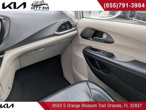 Used 2022 Chrysler Pacifica Touring-L w/ Uconnect Theater Family Group FWD image 20