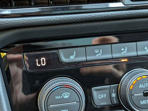 Used 2024 Volkswagen Taos SE w/ Panoramic Sunroof Package image 32