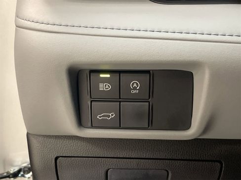 Used 2023 Toyota Highlander LE image 32