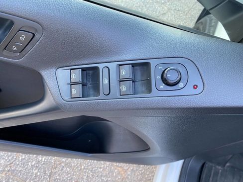 Used 2017 Volkswagen Tiguan S image 17