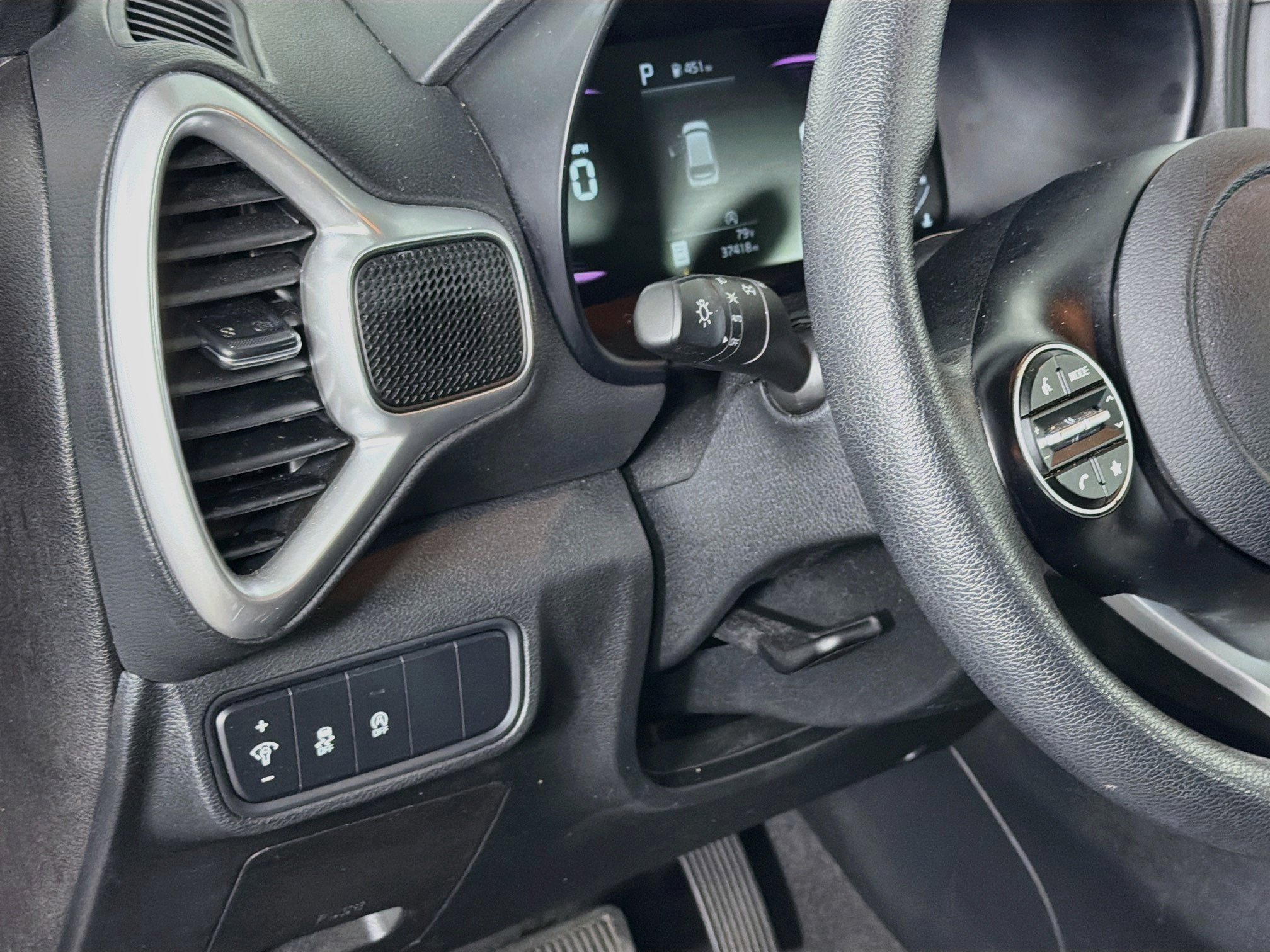 Used 2025 Kia Soul LX w/ LX Technology Package FWD image 17