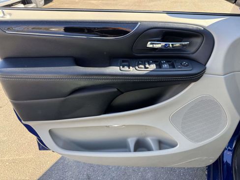 Used 2019 Dodge Grand Caravan SXT image 14