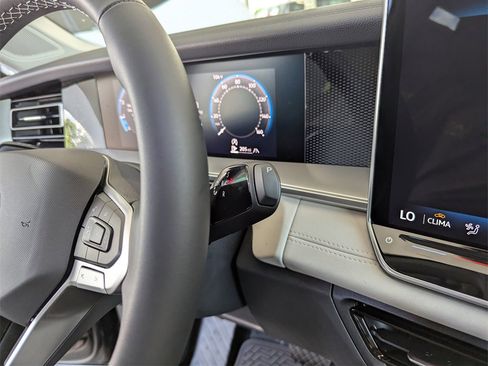 New 2025 Volkswagen Tiguan SE image 23