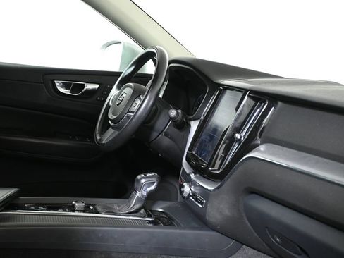 Used 2019 Volvo XC60 T5 Momentum w/ Multimedia Package AWD/4WD image 8