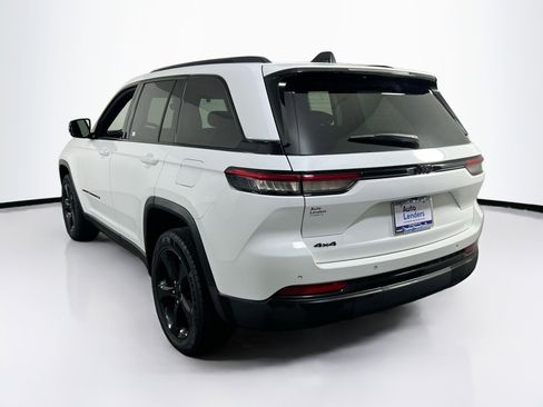 Used 2023 Jeep Grand Cherokee Altitude image 7