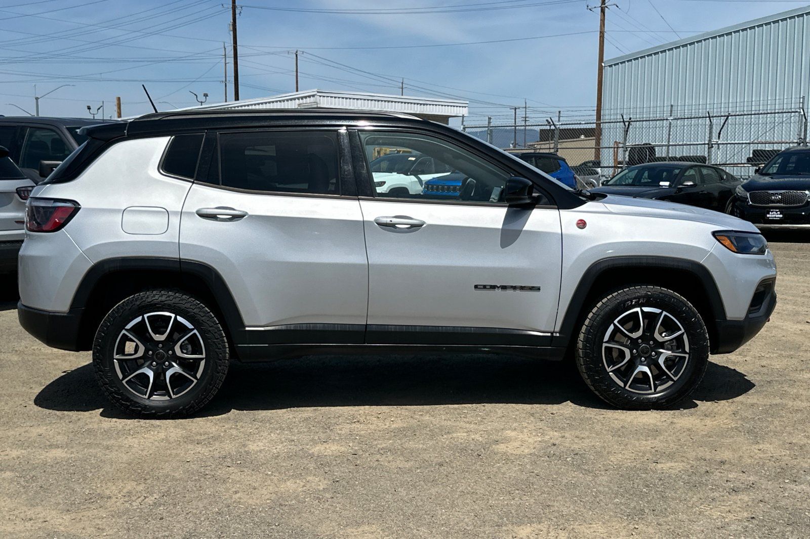 Used 2025 Jeep Compass Trailhawk AWD/4WD image 3