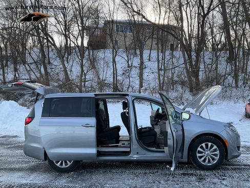 Used 2019 Chrysler Pacifica Touring Plus w/ Advanced Safetytec Group image 37