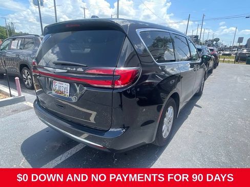 Used 2025 Chrysler Pacifica Select FWD image 3