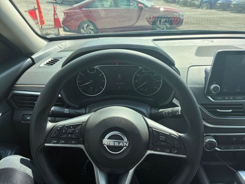 Used 2025 Nissan Altima 2.5 SV FWD image 29