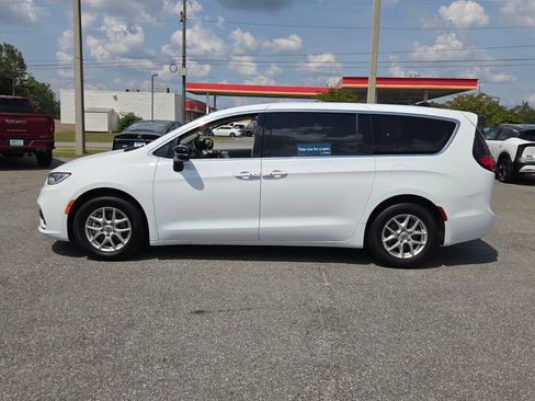 Used 2024 Chrysler Pacifica Touring-L FWD image 2