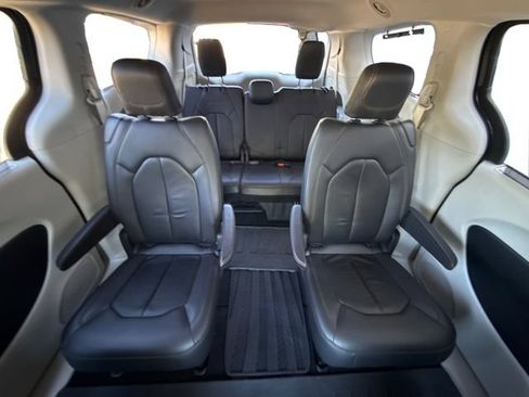 Used 2017 Chrysler Pacifica Touring-L FWD image 16