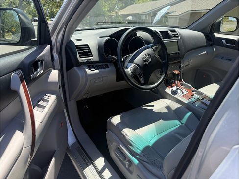 Used 2011 Toyota Highlander Limited AWD/4WD image 10