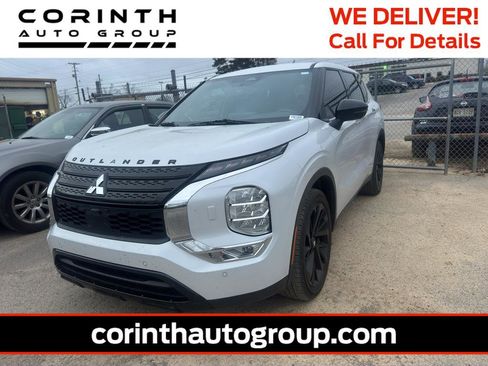 Used 2023 Mitsubishi Outlander SE Black Edition image 2