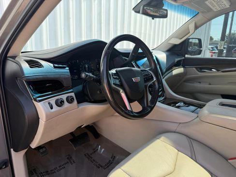 Used 2019 Cadillac Escalade Luxury AWD/4WD image 17