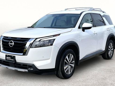 Used 2025 Nissan Pathfinder SL AWD/4WD image 14