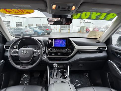 Used 2024 Toyota Highlander XLE image 32