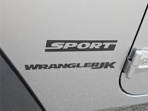 Used 2018 Jeep Wrangler Sport AWD/4WD image 9