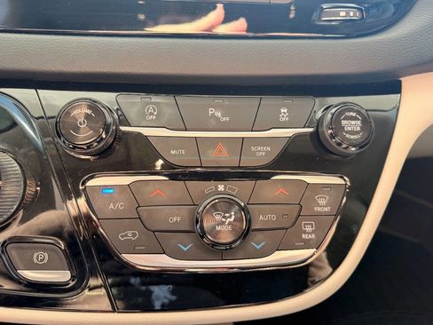 Used 2019 Chrysler Pacifica Touring-L image 45