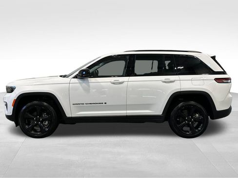 Used 2023 Jeep Grand Cherokee Limited w/ Luxury Tech Group II AWD/4WD image 4