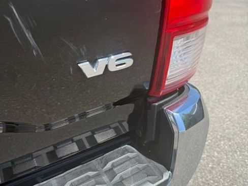 Used 2017 Toyota Tacoma TRD Off-Road AWD/4WD image 9