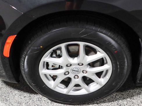 Used 2023 Chrysler Pacifica Touring-L FWD image 11
