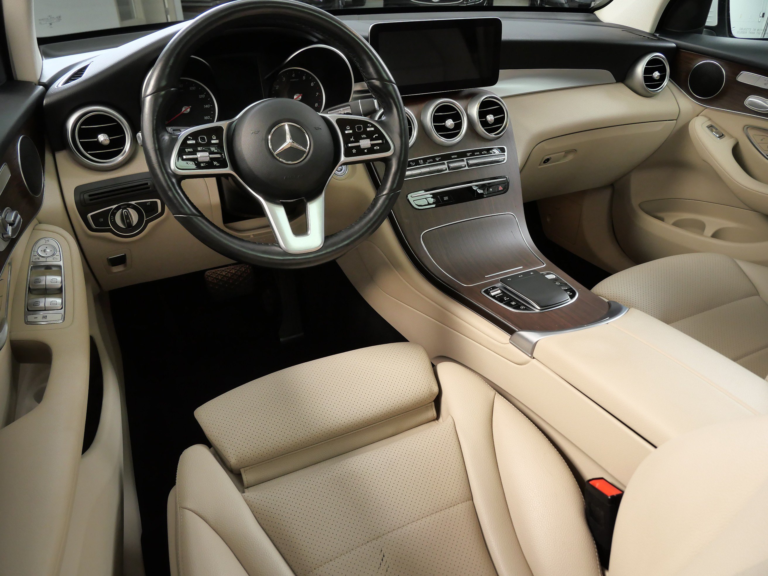 Used 2022 Mercedes-Benz GLC 300 4MATIC image 2