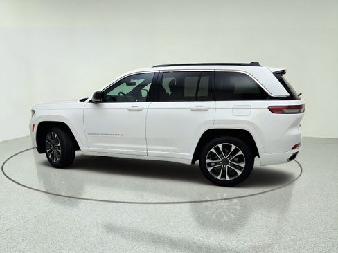 Used 2024 Jeep Grand Cherokee Overland w/ Luxury Tech Group IV AWD/4WD image 13