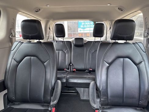 Used 2024 Chrysler Pacifica Touring-L image 8
