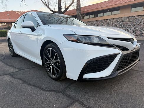 Used 2021 Toyota Camry SE image 1