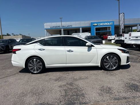 Used 2025 Nissan Altima 2.5 SL FWD image 2