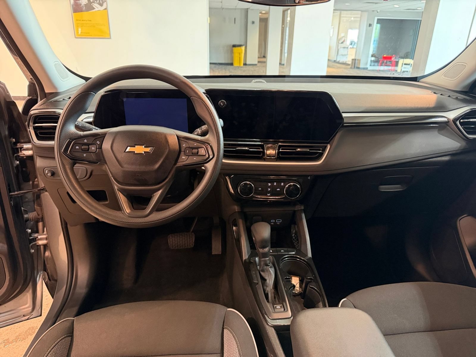 Used 2025 Chevrolet TrailBlazer LT FWD image 32