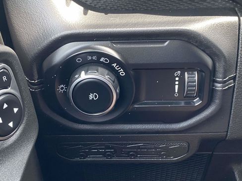 Used 2025 Jeep Wrangler Unlimited Rubicon AWD/4WD image 19