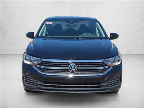 Used 2023 Volkswagen Jetta SE w/ Panoramic Sunroof Package FWD image 2