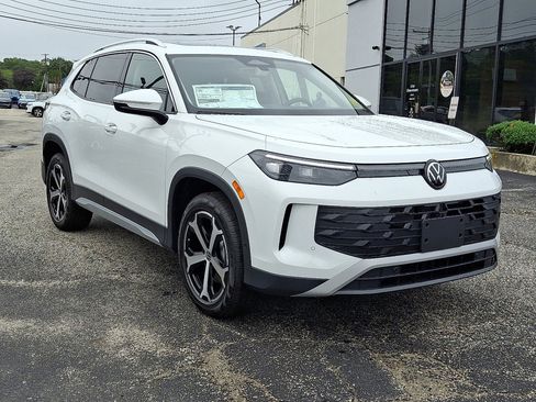 New 2025 Volkswagen Tiguan SE image 3