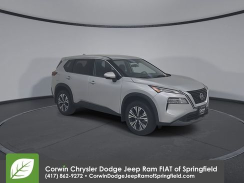 Used 2021 Nissan Rogue SV image 3