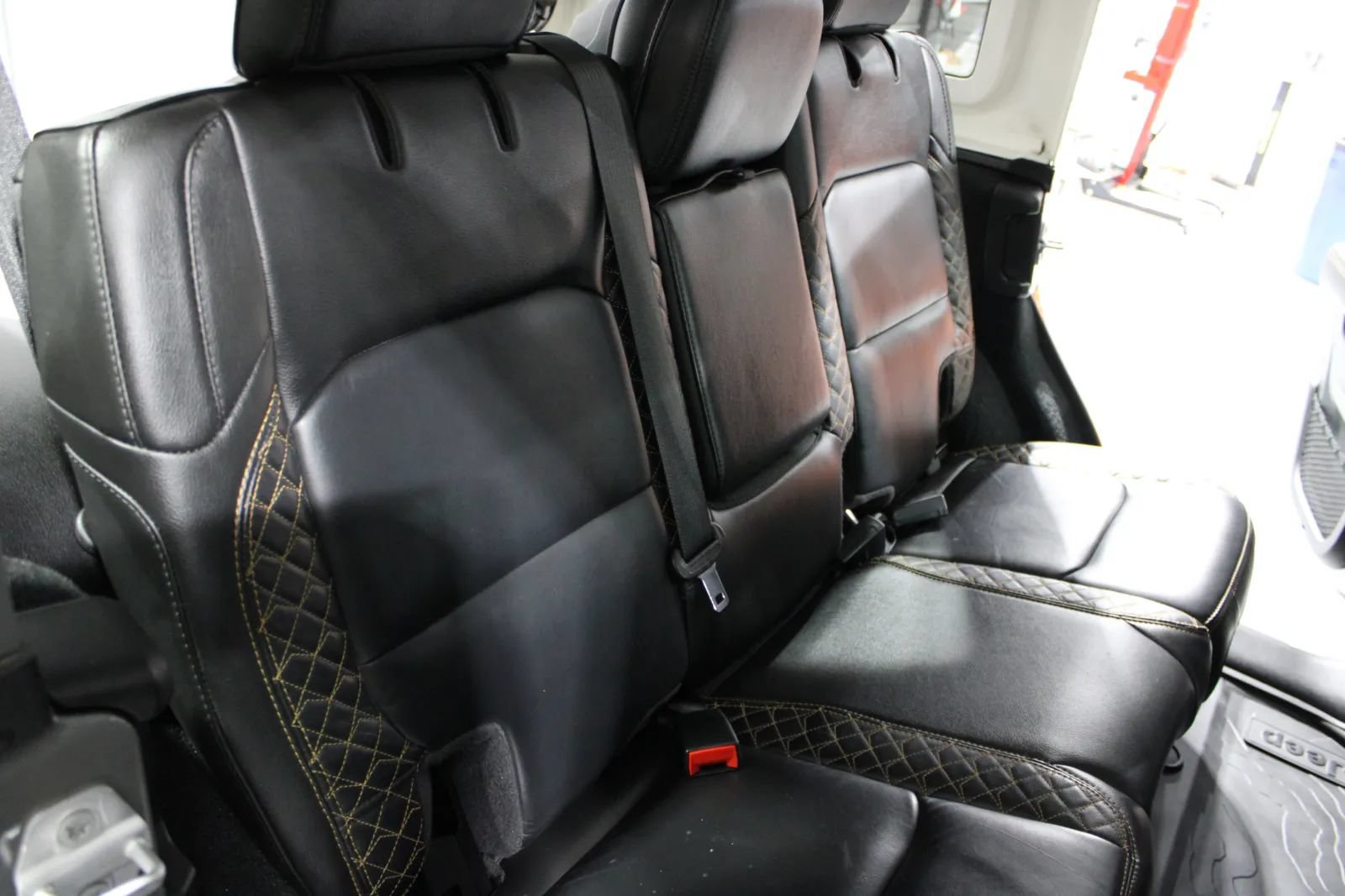 Used 2022 Jeep Wrangler Unlimited Sahara AWD/4WD image 32