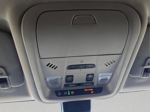 Used 2018 Chevrolet Equinox Premier FWD image 23
