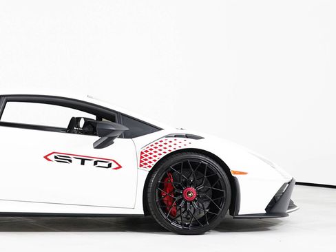 Used 2022 Lamborghini Huracan STO RWD image 15