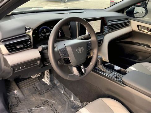 Used 2025 Toyota Camry SE image 16