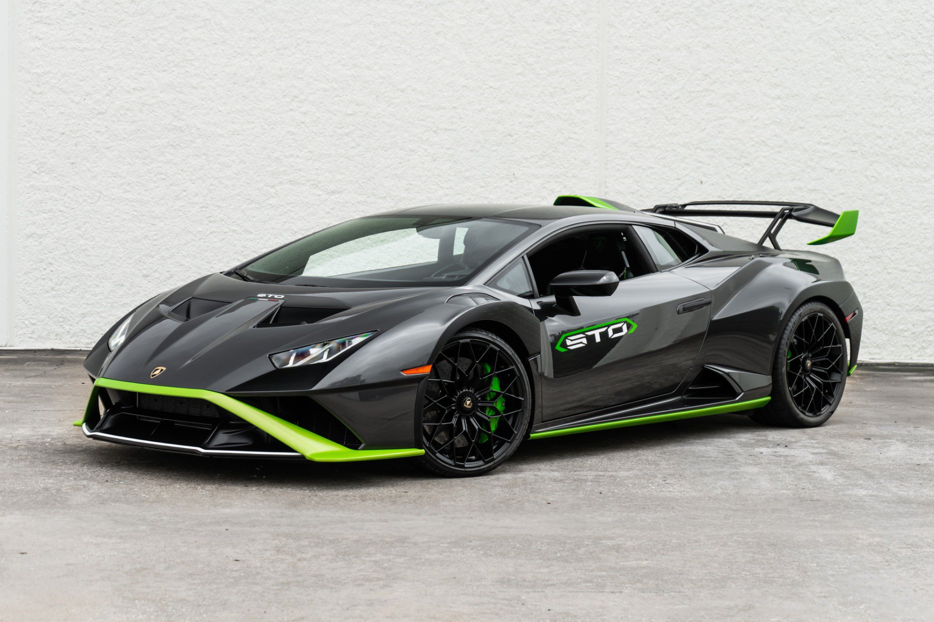 Used 2021 Lamborghini Huracan STO RWD image 1
