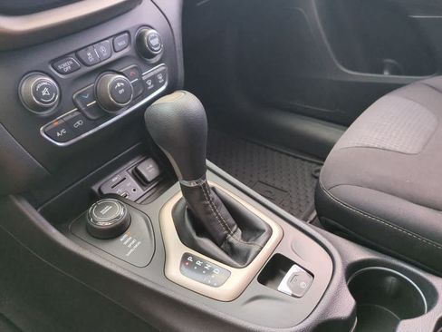 Used 2016 Jeep Cherokee Latitude w/ Cold Weather Group AWD/4WD image 29